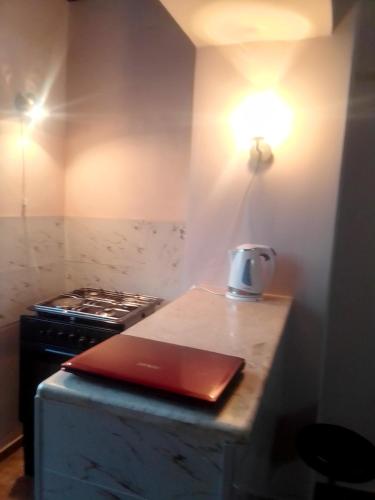 uma cozinha com um fogão e um computador portátil no balcão em DONNA em Chiatʼura