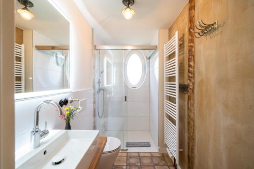 Koupelna v ubytování Kapitänshaus "Alter Ton in neuer Art"