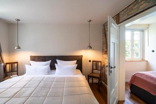 Postel nebo postele na pokoji v ubytování Kapitänshaus "Alter Ton in neuer Art"