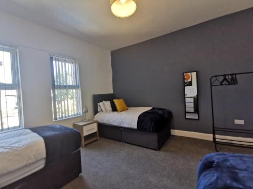 Postel nebo postele na pokoji v ubytování Comfy and Cozy 3 Bed house, free parking & Wifi