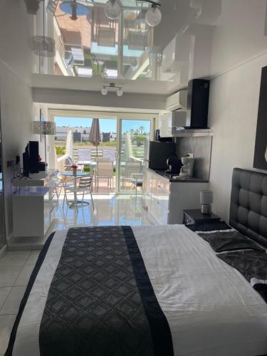 een slaapkamer met een groot bed en een eetkamer bij The naturist glamour suite in Cap d'Agde