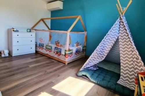 - une chambre pour enfants avec un lit et un lit bébé dans l'établissement Les jardins du Lez * Piscine*Jardin* Proche mer, à Montpellier