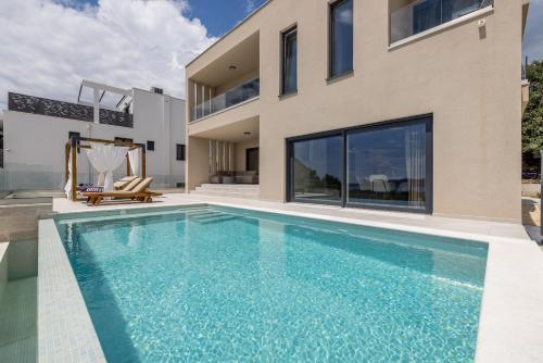 New Villa Coco Maison with heated infinity pool