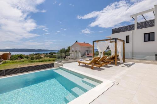 New Villa Coco Maison with heated infinity pool