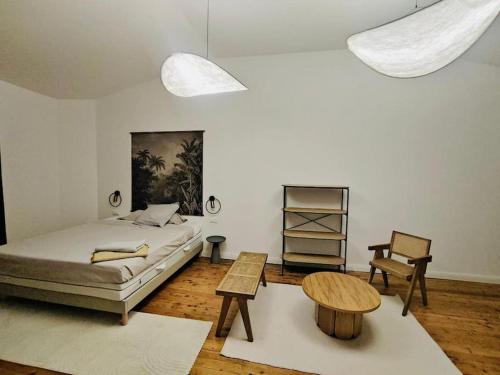 un salon avec un lit et une table dans l'établissement Lovely Townhouse near St Rémy, à Châteaurenard