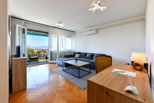 Alpaca Penthouse Apartment with a Stunning Sea View
