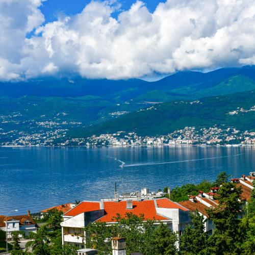 Alpaca Penthouse Apartment with a Stunning Sea View