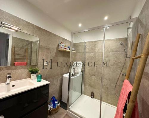 une salle de bain avec douche et lavabo dans l'établissement Appartement San Francescu centre-ville CALVI, à Calvi