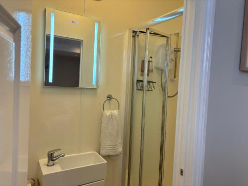 Bilik mandi di Calm sea guesthouse