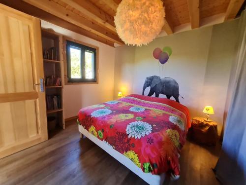 ein Schlafzimmer mit einem Bett und Ballons an der Wand in der Unterkunft Chalet La Dame du lac cocooning in Gérardmer