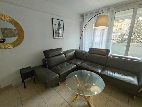 5 mn, 450m walk Metro La Defense, 3 bedrooms, Parking