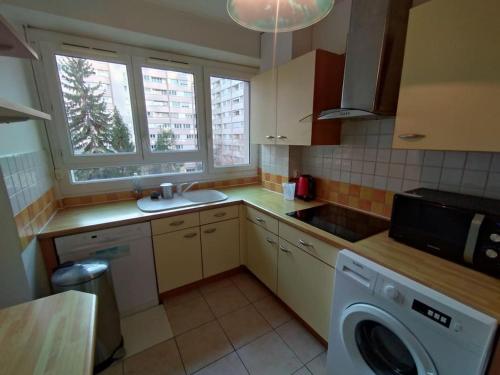 une cuisine avec une machine à laver et un lave-linge dans l'établissement 5 mn, 450m walk Metro La Defense, 3 bedrooms, Parking, à Puteaux