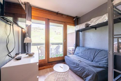- une petite chambre avec des lits superposés et un bureau dans l'établissement Le Cosmos Villarembert - Studio 5p vue montagne, à Villarembert