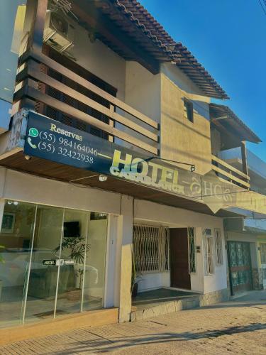 una señal de hotel en el lateral de un edificio en HOTEL Casablanca en Santana do Livramento