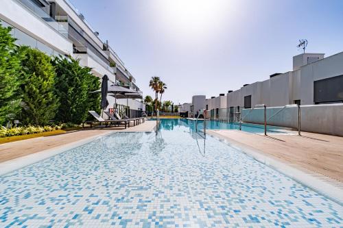 una piscina al centro di un edificio di Estepona Place - Spacious family city apartment a Estepona