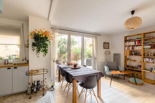 cocina y comedor con mesa y sillas en GuestReady - Sunlit stay near Père-Lachaise, en París