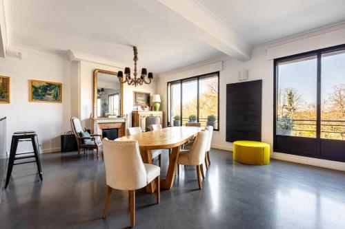 une salle à manger avec une table et des chaises dans l'établissement GuestReady - Bright getaway near Bois de Boulogne, à Paris