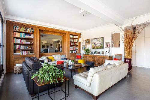 un salon avec un canapé et une table dans l'établissement GuestReady - Bright getaway near Bois de Boulogne, à Paris