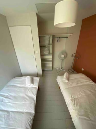 - une chambre avec deux lits et une chambre avec un placard dans l'établissement NEW Maison avec Jardin 5 pers, à Le Cendre