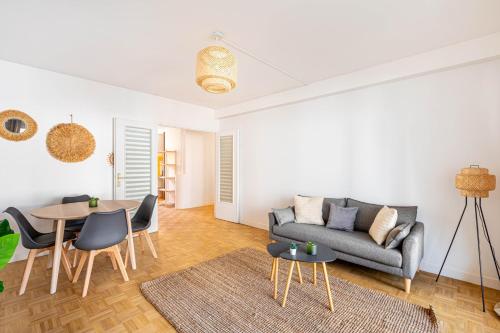 een woonkamer met een bank en een tafel bij GuestReady - Charming living near Paris in Aubervilliers