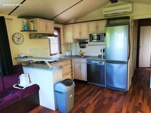 une cuisine avec un réfrigérateur et un plan de travail dans l'établissement Mobilhome dans camping Site de Gorge Vent à Fréjus, à Fréjus