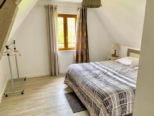 une chambre avec un lit et une fenêtre dans l'établissement Chambre Périgourdine, à Beynac-et-Cazenac