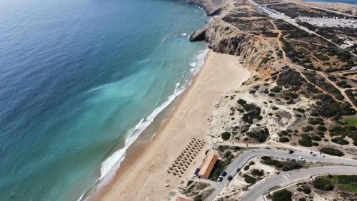 een luchtzicht op een strand naast de oceaan bij Pita's House - Villa Sagres 2 in Sagres