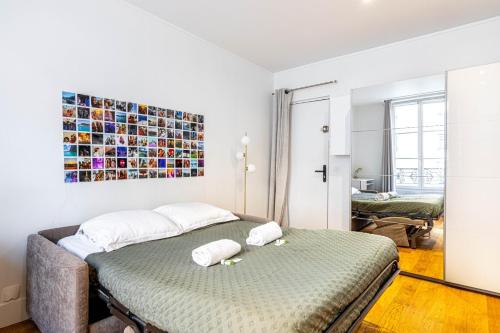 ein Schlafzimmer mit einem Bett mit zwei Handtüchern darauf in der Unterkunft GuestReady - Modern stay near the Pantheon in Paris