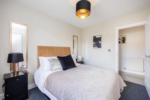 1 dormitorio con 1 cama y 1 lámpara en una mesa en Modern apartment -City Centre Location By Luxiety Stays Serviced Accommodation Southend on Sea, en Southend-on-Sea