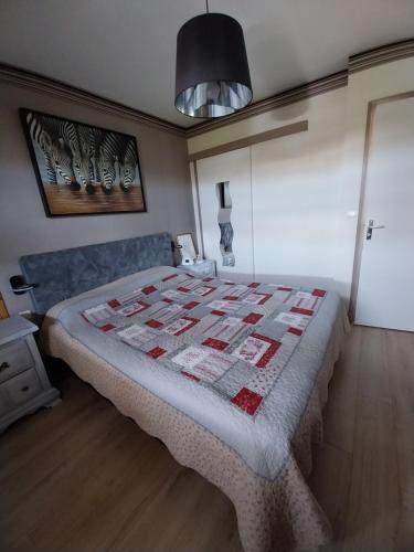 Postel nebo postele na pokoji v ubytování Un ptit coin de paradis chez JF et Daisy à Plouescat