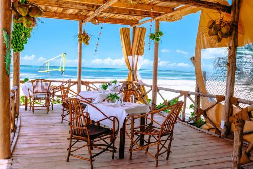 En restaurang eller annat matställe på La Perla Beach Resort, Zanzibar - Your Beachfront Private Haven