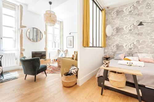 - une chambre avec un lit, un bureau et une chaise dans l'établissement GuestReady - Bohemian and Chic Studio Vieux Lyon, à Lyon