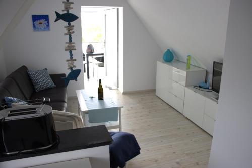 ein Wohnzimmer mit Couch und Fernseher in der Unterkunft Muschel in Zingst