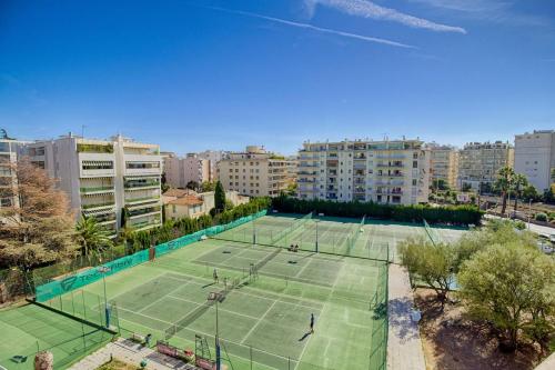 - une vue de tête sur deux courts de tennis dans une ville dans l'établissement The Fifth Sky – Terrace & Parking Near Sea, à Cannes