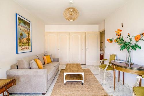 un salon avec un canapé et une table dans l'établissement The Fifth Sky – Terrace & Parking Near Sea, à Cannes