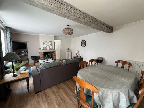 un salon avec un canapé et une table dans l'établissement Charming house near Chambord, Blois, Beauval, à Muides-sur-Loire