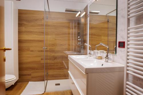 bagno con doccia, lavandino e servizi igienici di La Casa di Vale Suffragio a Trento