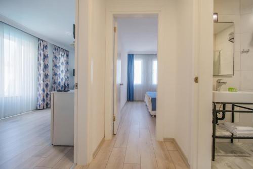 una camera con corridoio con lavandino e specchio di Özgüm Suite Otel a Datça