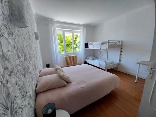 - une petite chambre avec un lit et une fenêtre dans l'établissement Maison à 400 m du vieux port, à La Rochelle