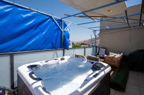 una vasca idromassaggio in cima a un tetto di Levication 2 bedrooms Pool&jacuzzi a Tiberias