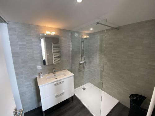 une salle de bain avec un lavabo et une douche dans l'établissement Maison style loft plein centre ville, à Les Sables-dʼOlonne