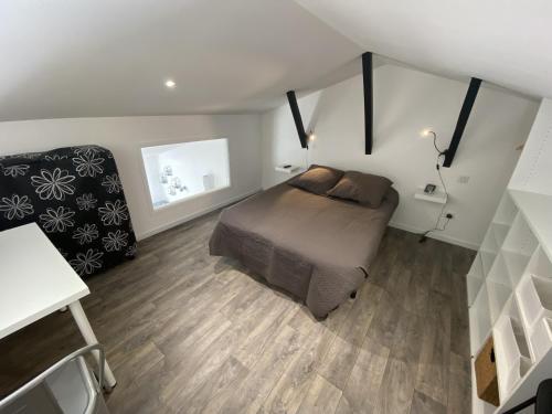 une chambre avec un lit, un bureau et une fenêtre dans l'établissement Maison style loft plein centre ville, à Les Sables-dʼOlonne