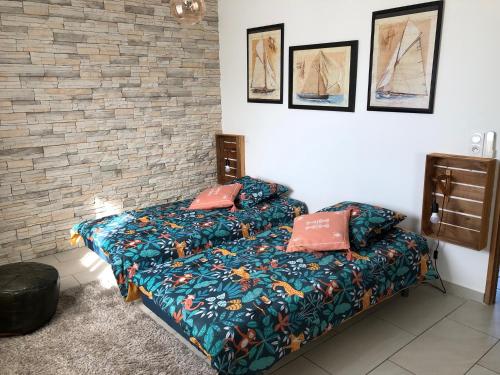 une chambre avec un lit et un mur de briques dans l'établissement maison de vacance en corse, à Borgo