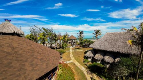 een luchtzicht op een resort met rieten daken bij Ocas do Índio Hotel Spa in Beberibe
