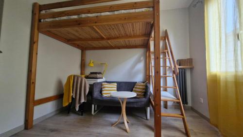 Cette chambre comprend un lit superposé avec une chaise et une échelle. dans l'établissement Le Grand Appart' Toulon, à Toulon