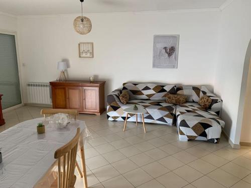 Posezení v ubytování Les Cistes Appt type 3 avec terrasse vue sur mer