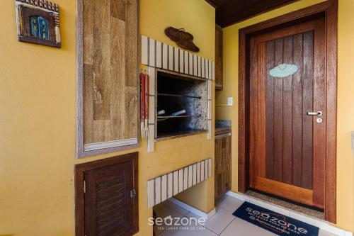 a room with a door and aoyer with a floor at Casa em condo com piscina, a 300m da praia ALI024 in Florianópolis