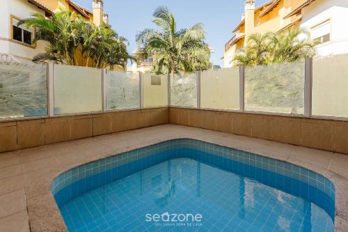 a swimming pool on the balcony of a building at Casa em condo com piscina, a 300m da praia ALI024 in Florianópolis