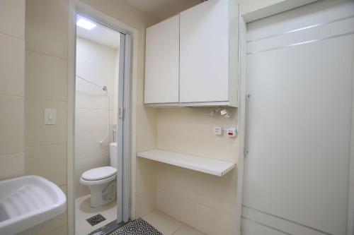La petite salle de bains est pourvue de toilettes et d'un lavabo. dans l'établissement 50 m da Praia do Forte em Cabo Frio 2 quartos cozinha garagem wi fi para ate 8 pessoas!, à Cabo Frio