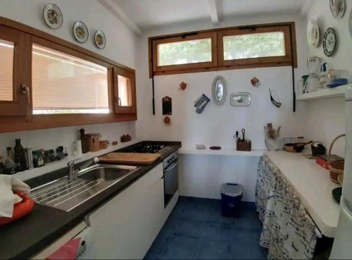 Kuchyň nebo kuchyňský kout v ubytování Casa Erika 39 in Is Molas Golf Resort